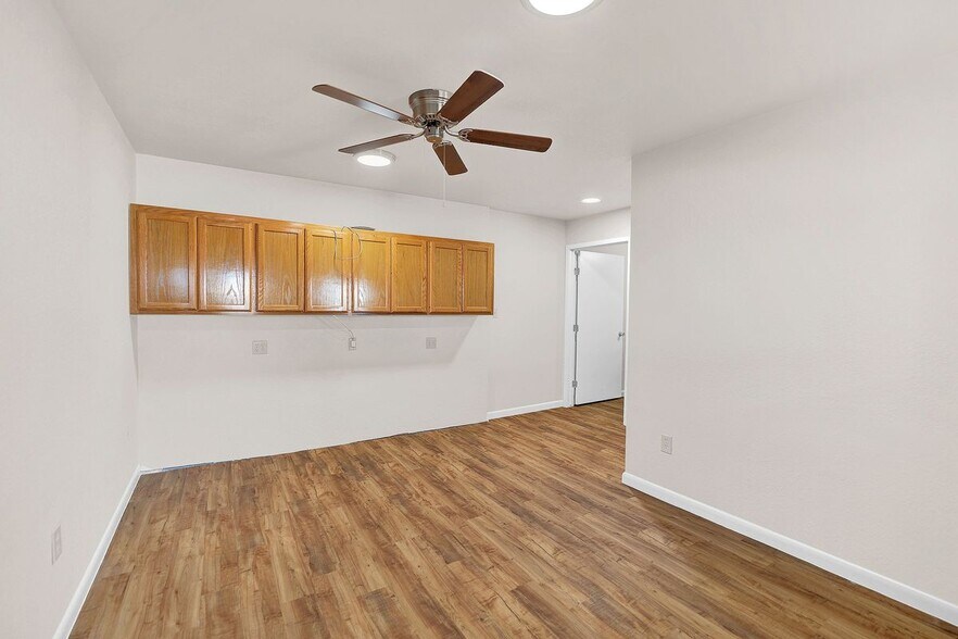 More Photos Of 389 Interstate 35 S, Devine Unknown For Lease