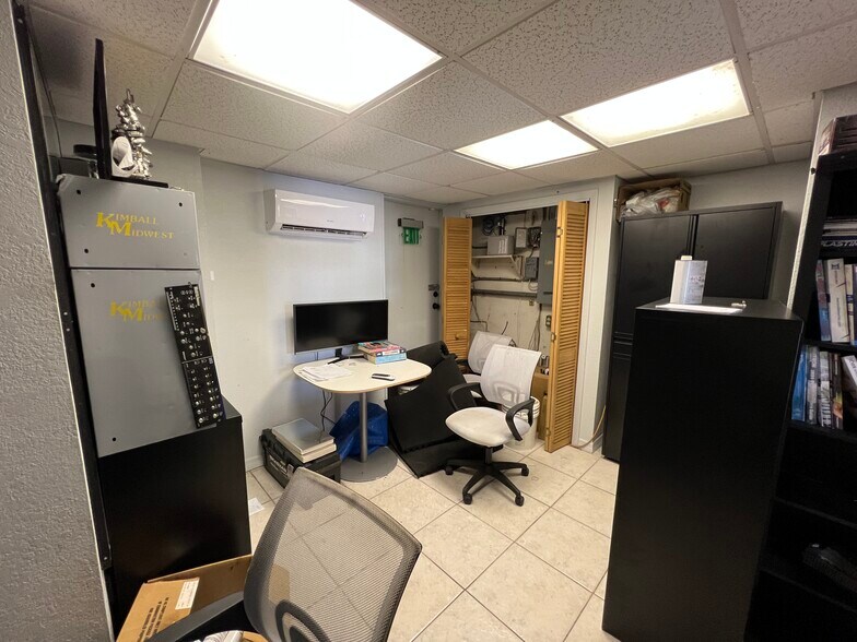 More Photos Of 4765 Spring Ave, Clearwater Manufacturing For Sale