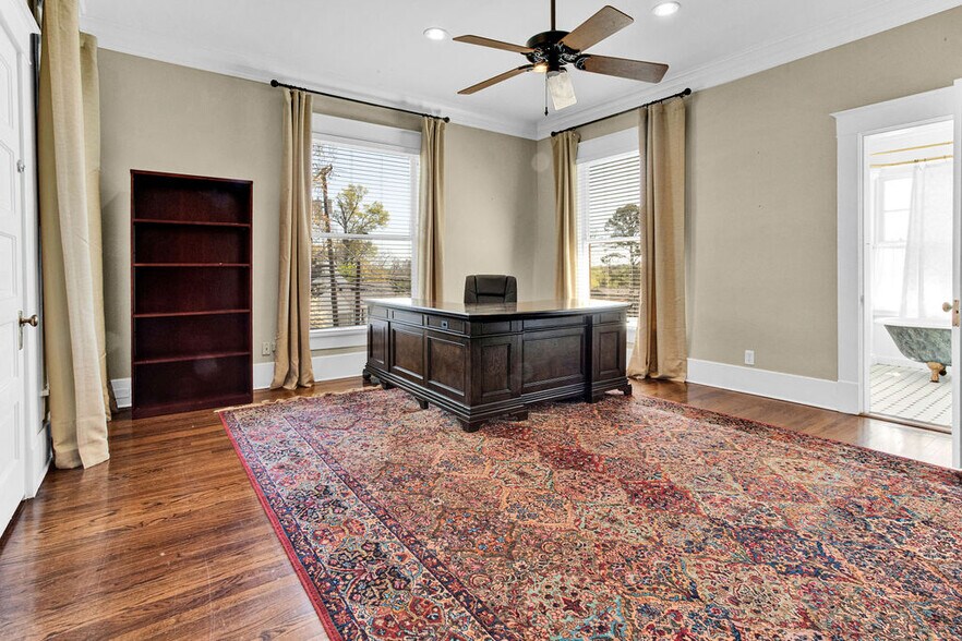 More Photos Of 313 E Charnwood St, Tyler Office For Lease