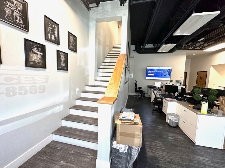 More Photos Of 2222 W Parkside Ln, Phoenix Light Manufacturing For Lease