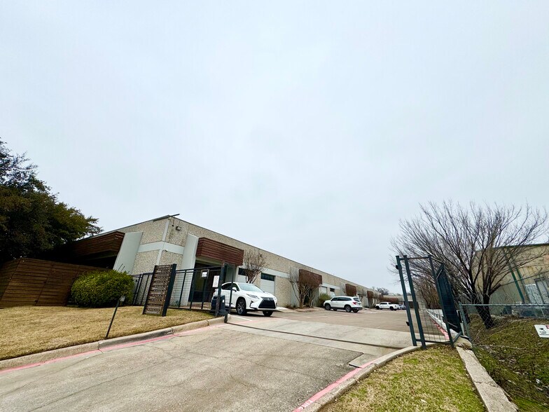 More Photos Of 10606 Shady Trl, Dallas Showroom For Sale