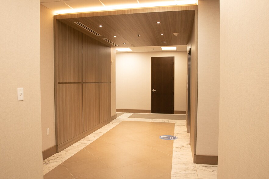 More Photos Of 15121-15175 NW 67th Ave, Miami Lakes Office For Lease