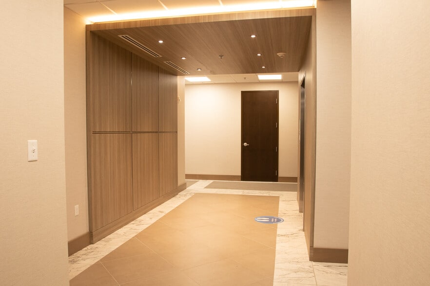 More Photos Of 15121-15175 NW 67th Ave, Miami Lakes Office For Lease