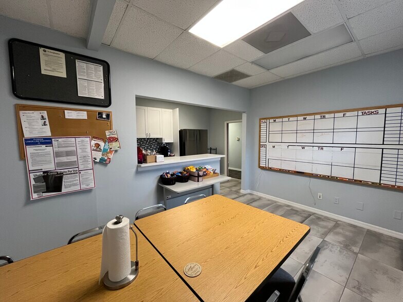 More Photos Of 12750 Commonwealth Dr, Fort Myers Warehouse For Sale