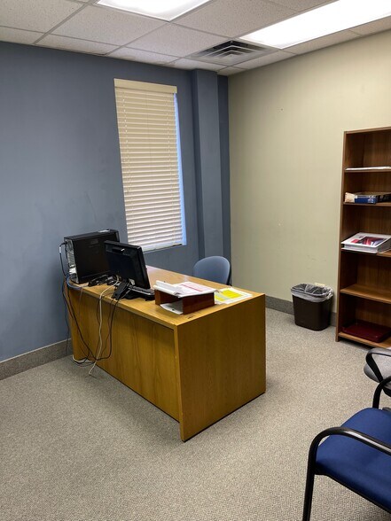 More Photos Of 1415 N Royal Ave, Evansville Flex For Lease