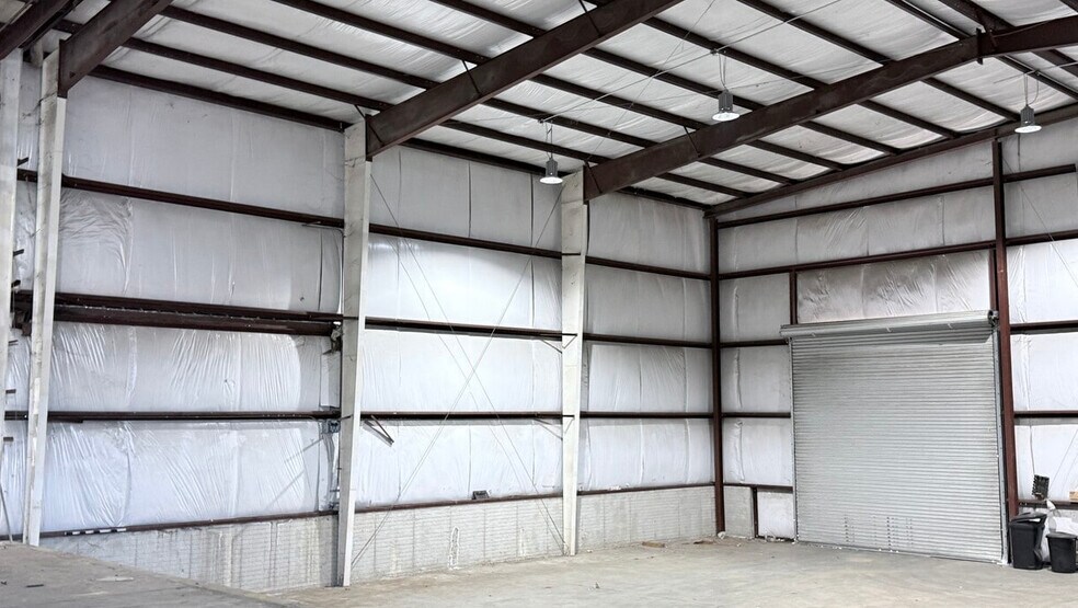 More Photos Of 308 Rogers St, Barnesville Warehouse For Lease