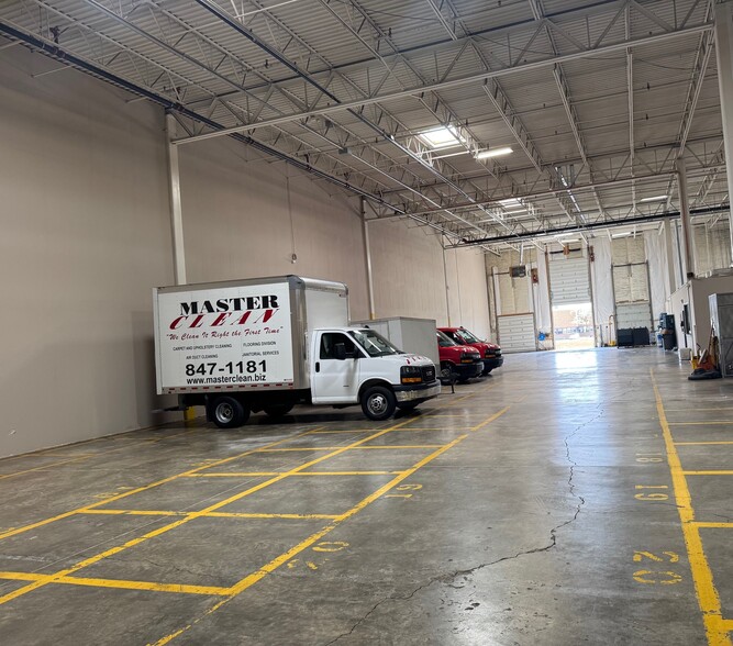 More Photos Of 640-700 Dearborn Park Ln, Worthington Warehouse For Lease