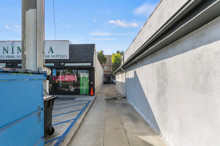 More Photos Of 22520-22522 Ventura Blvd, Woodland Hills Storefront Retail Office For Lease