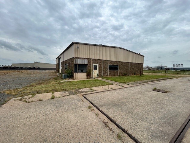 More Photos Of 208 Ricebird Ln, Stuttgart Distribution For Sale