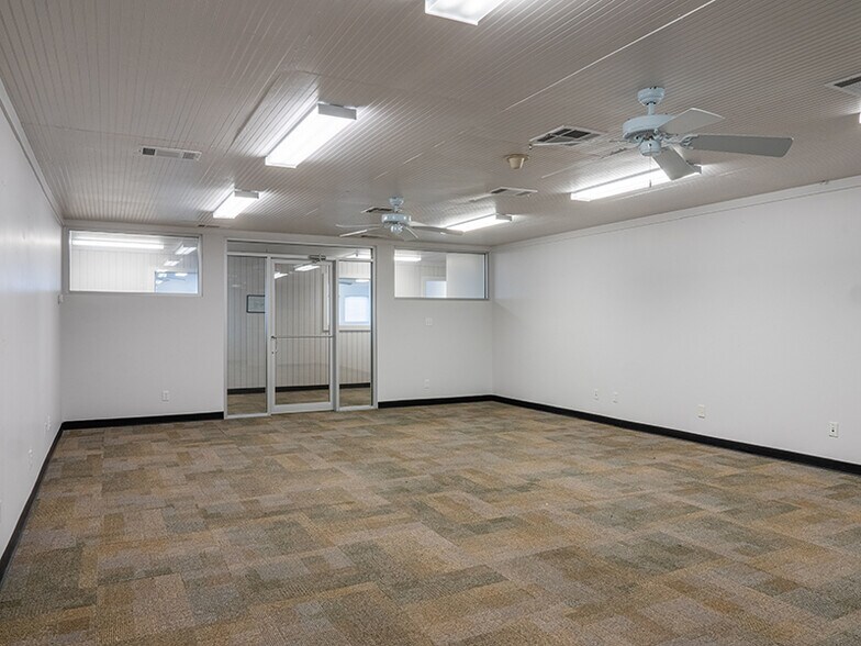 More Photos Of 108 McNutt Rd, Hutto Warehouse For Lease