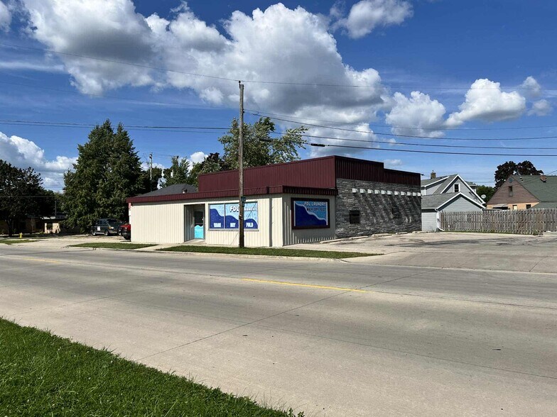 More Photos Of 337 Fond du Lac Ave, Fond Du Lac General Retail For Sale