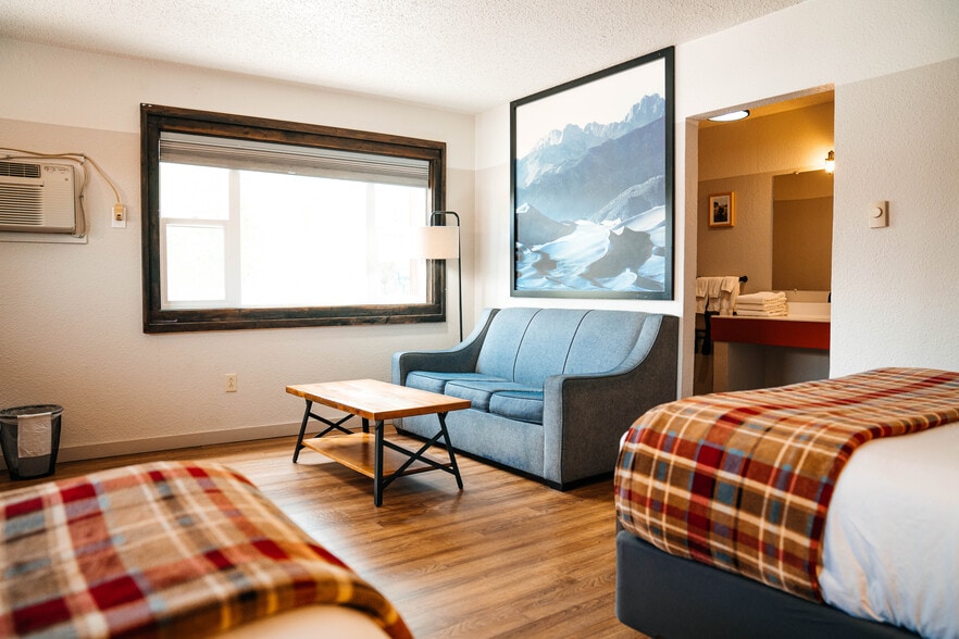 More Photos Of 525 W Rainbow Blvd, Salida Hotel For Sale