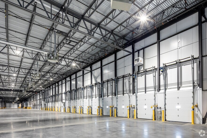 More Photos Of 1075 Boul Bd Gérard-Cadieux, Salaberry-de-valleyfield Distribution For Lease