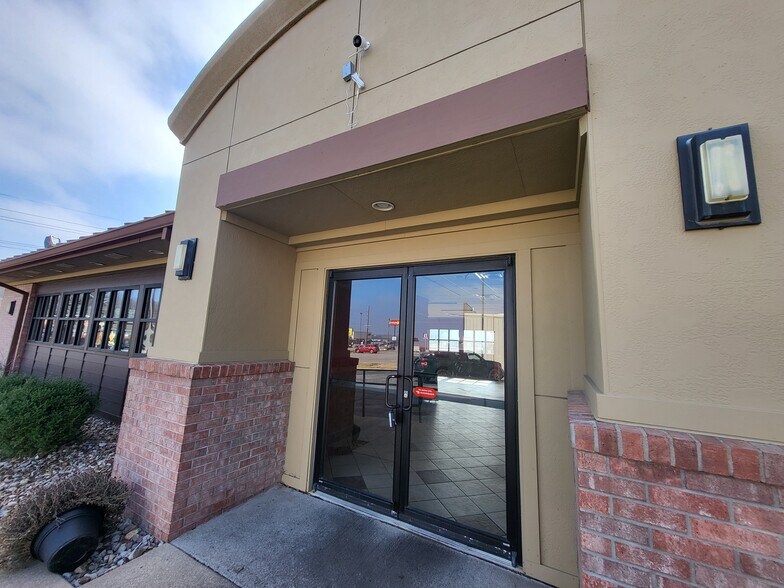 More Photos Of 648 S Neosho Blvd, Neosho Restaurant For Sale