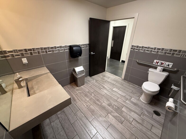 More Photos Of 1550 S Distribution Dr, Salt Lake City Flex For Lease