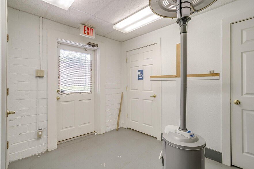 More Photos Of 1434 N Main St, Fort Worth Storefront Retail Office For Lease