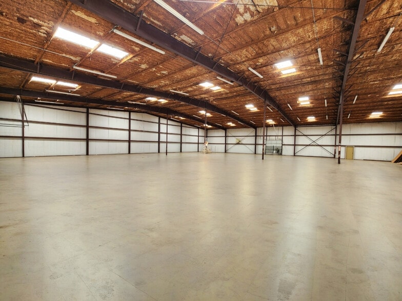 More Photos Of 1841 W Division St, Arlington Industrial For Sale