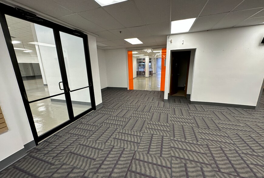 More Photos Of 4951 Dixie Hwy, Fairfield Showroom For Sale