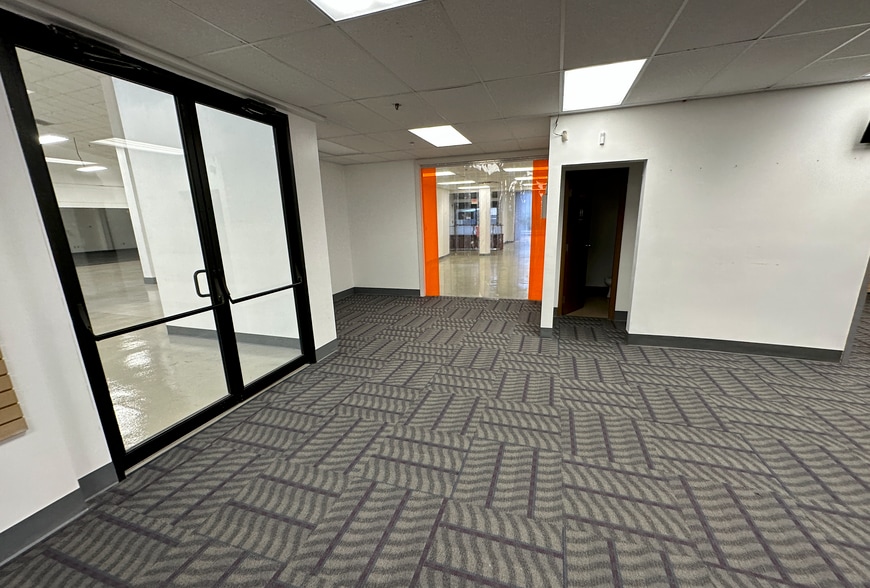 More Photos Of 4951 Dixie Hwy, Fairfield Showroom For Lease