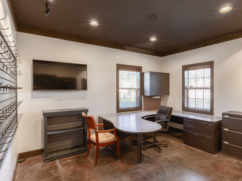 More Photos Of 1443 S Batesville Rd, Greer Showroom For Lease