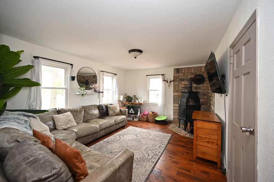 More Photos Of N47W30815 Hill St, Hartland General Retail For Sale