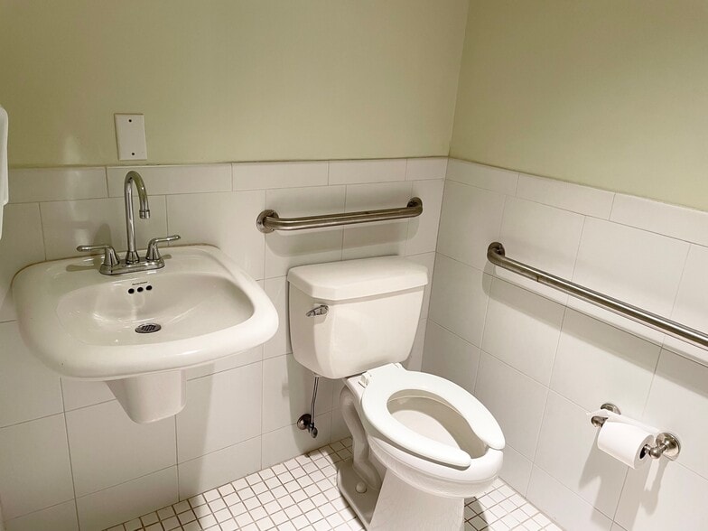 More Photos Of 213-44 40th Ave, Bayside Medical For Lease