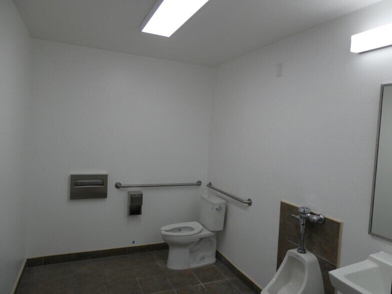 More Photos Of 1411 Railroad St, Glendale Warehouse For Lease