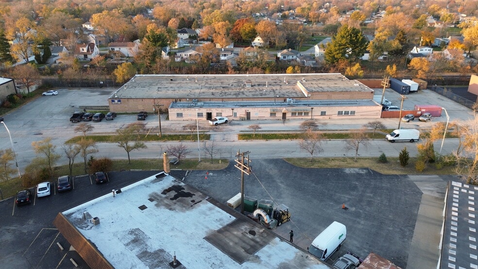 More Photos Of 600-612 E Western Ave, Lombard Manufacturing For Lease