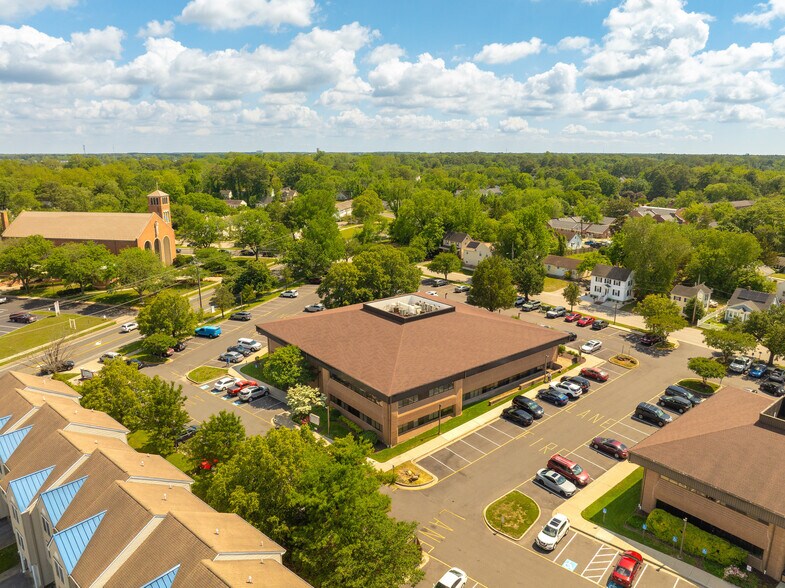 More Photos Of 560 Riverside Dr, Salisbury Medical For Sale