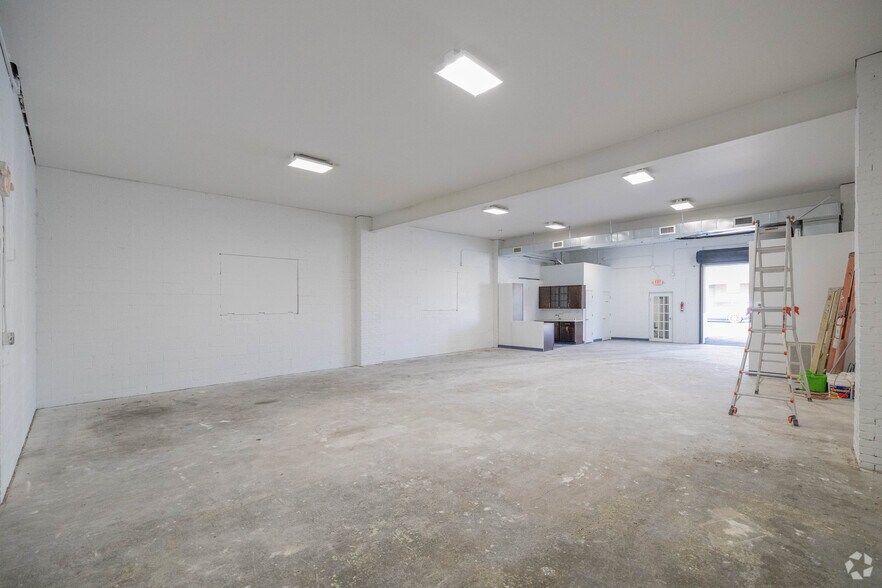 More Photos Of 700 Summa Ave, Westbury Distribution For Lease