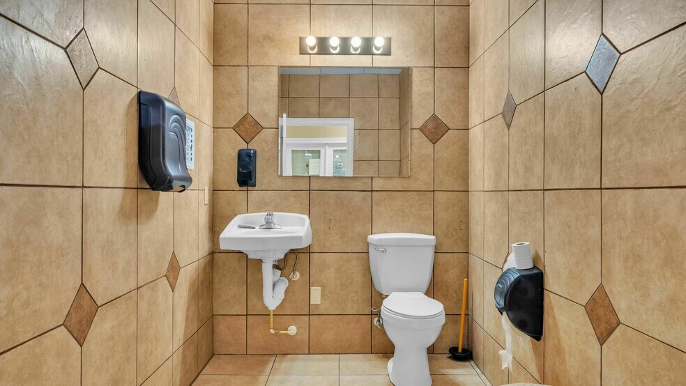 More Photos Of 415 E Main St, Bartow Office For Lease