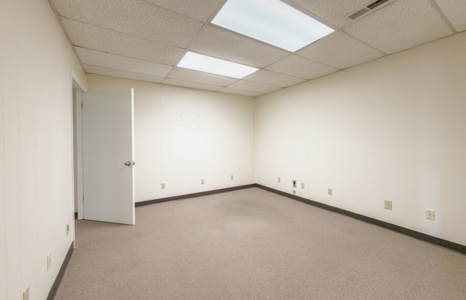 More Photos Of 223 W Virginia Ave, Vinton Storefront Retail Office For Lease