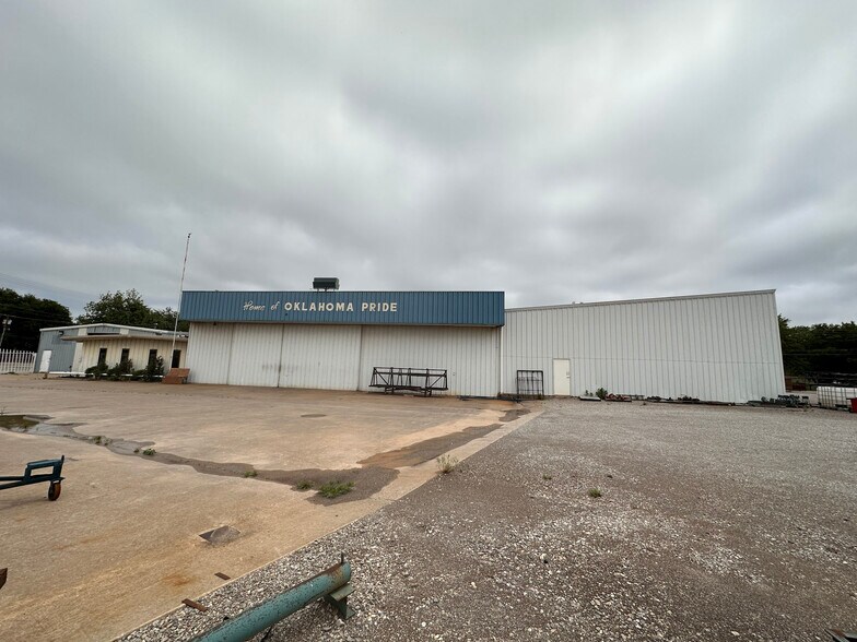 More Photos Of 1301 S 3rd St, Chickasha Distribution For Lease