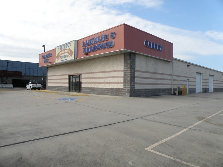 More Photos Of 418 S Padre Island Dr, Corpus Christi Showroom For Lease