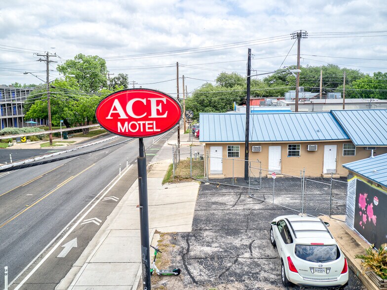 More Photos Of 2627 Manor Rd, Austin Hotel For Sale