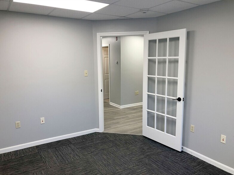 More Photos Of 1525 Oregon Pike, Lancaster Office For Sale
