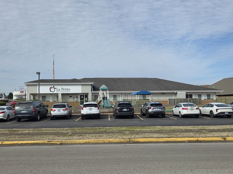 More Photos Of 1101 Wilkinson Trce, Bowling Green Specialty For Sale