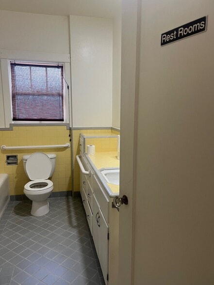 More Photos Of 838 W 19th St, Merced Office For Lease