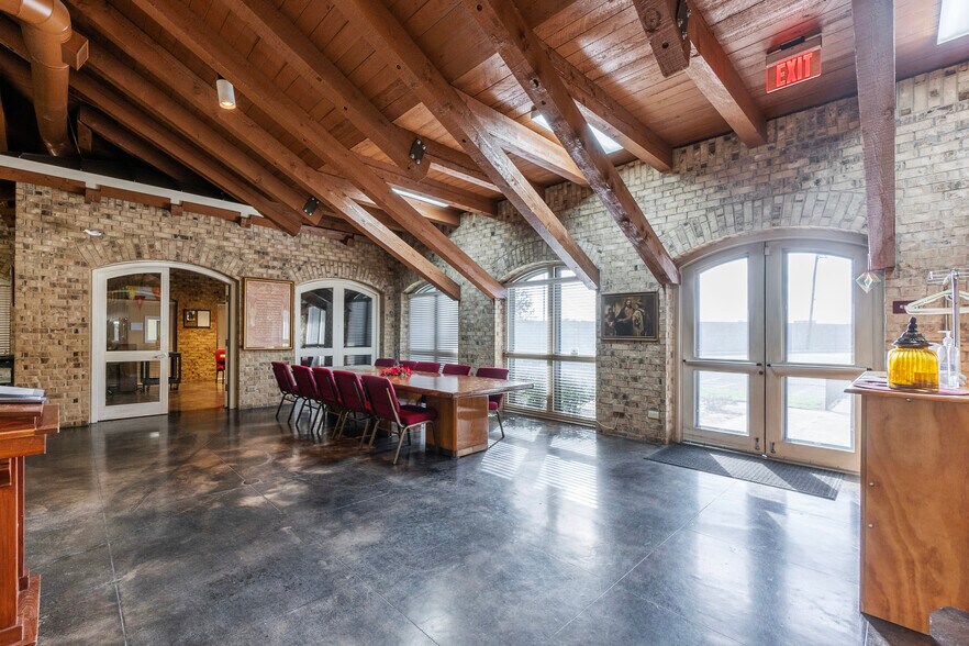 More Photos Of 660 S Zang Blvd, Dallas Office For Lease