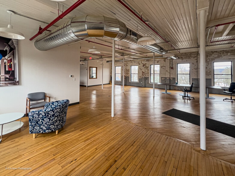 More Photos Of 63 Flansburg Ave, Dalton Flex For Sale