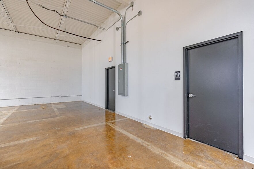 More Photos Of 2903-2919 Ladybird Ln, Dallas Unknown For Lease