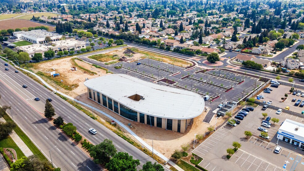 More Photos Of 700 W Herndon Ave, Clovis Unknown For Lease