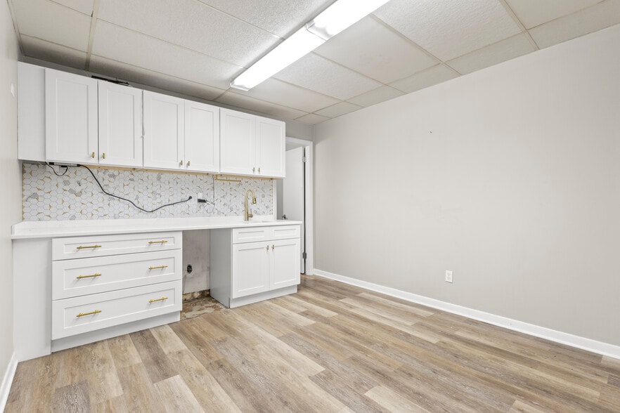 More Photos Of 404 Smithfield Ave, Pawtucket Office For Sale