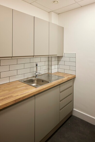 More Photos Of Unit 2 Prologis Park, Hook Rise South, Surbiton Warehouse For Lease