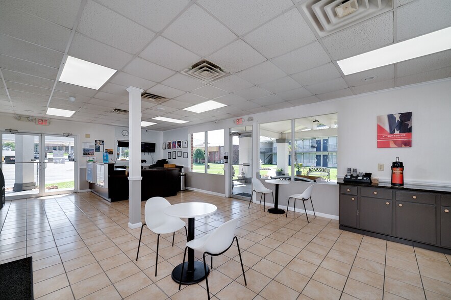 More Photos Of 1103 King Rd, Tifton Hotel For Sale