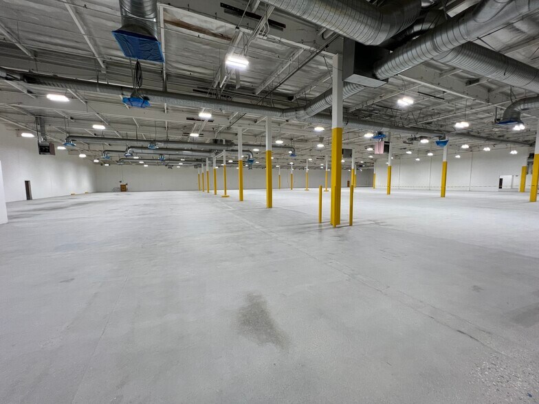 More Photos Of 21310-21314 Lassen St, Chatsworth Warehouse For Lease
