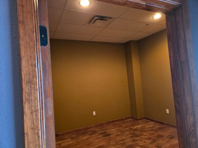 More Photos Of 1220-1222 W Hurst Blvd, Hurst Unknown For Lease