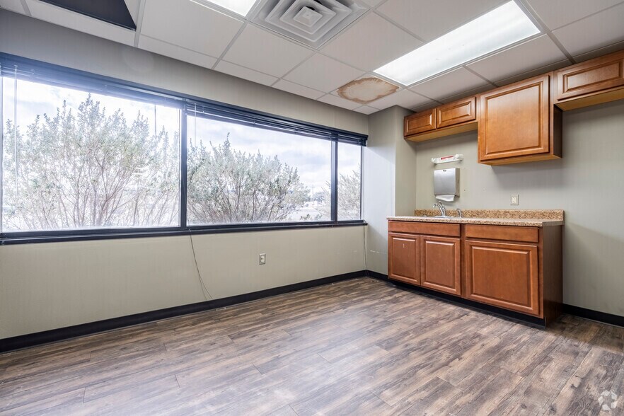 More Photos Of 2424 50th St, Lubbock Medical For Sale
