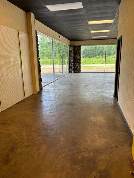 More Photos Of 1114 W Bankhead St, New Albany Showroom For Sale