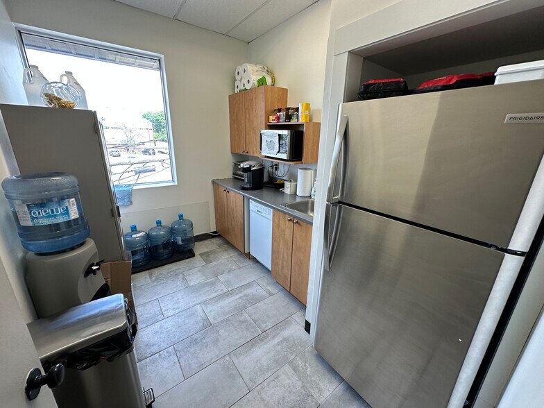 More Photos Of 3000-3140 Boul de Rome, Brossard Storefront For Lease